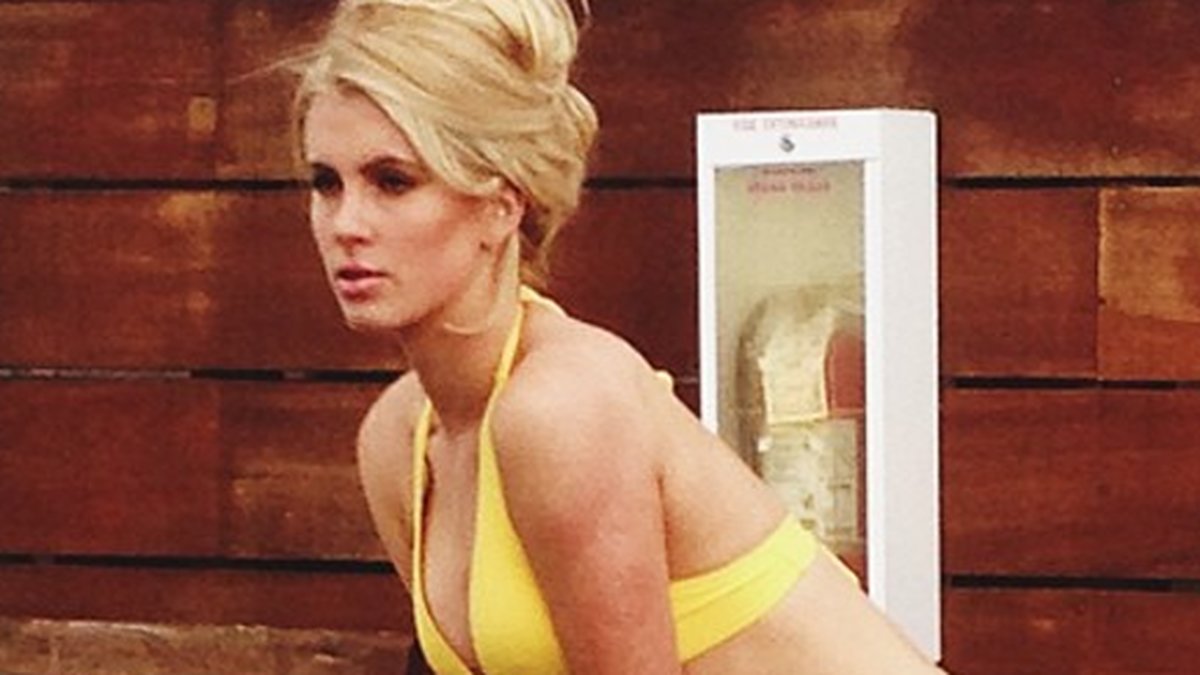 Ireland poserar i en gul bikini under en fotografering. 